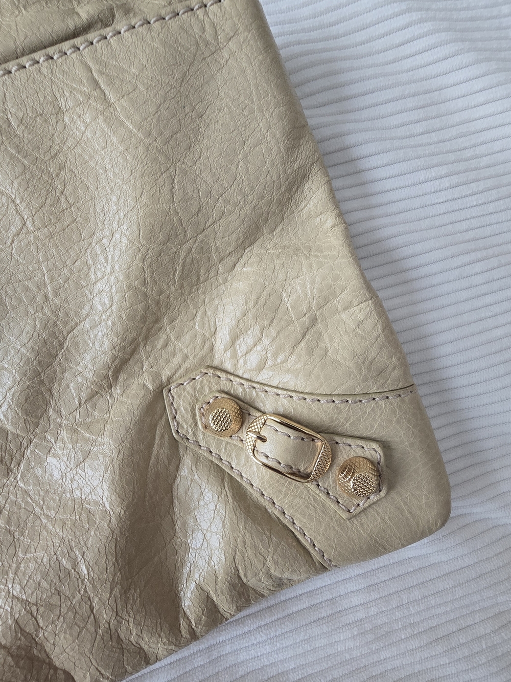 Balenciaga Beige Leather Fold-Over Clutch with Gold Hardware - Picture 6 of 7